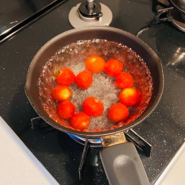 Blanching the cherry tomatoes