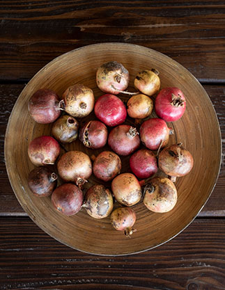 Holztisch mit frischen Granatäpfeln