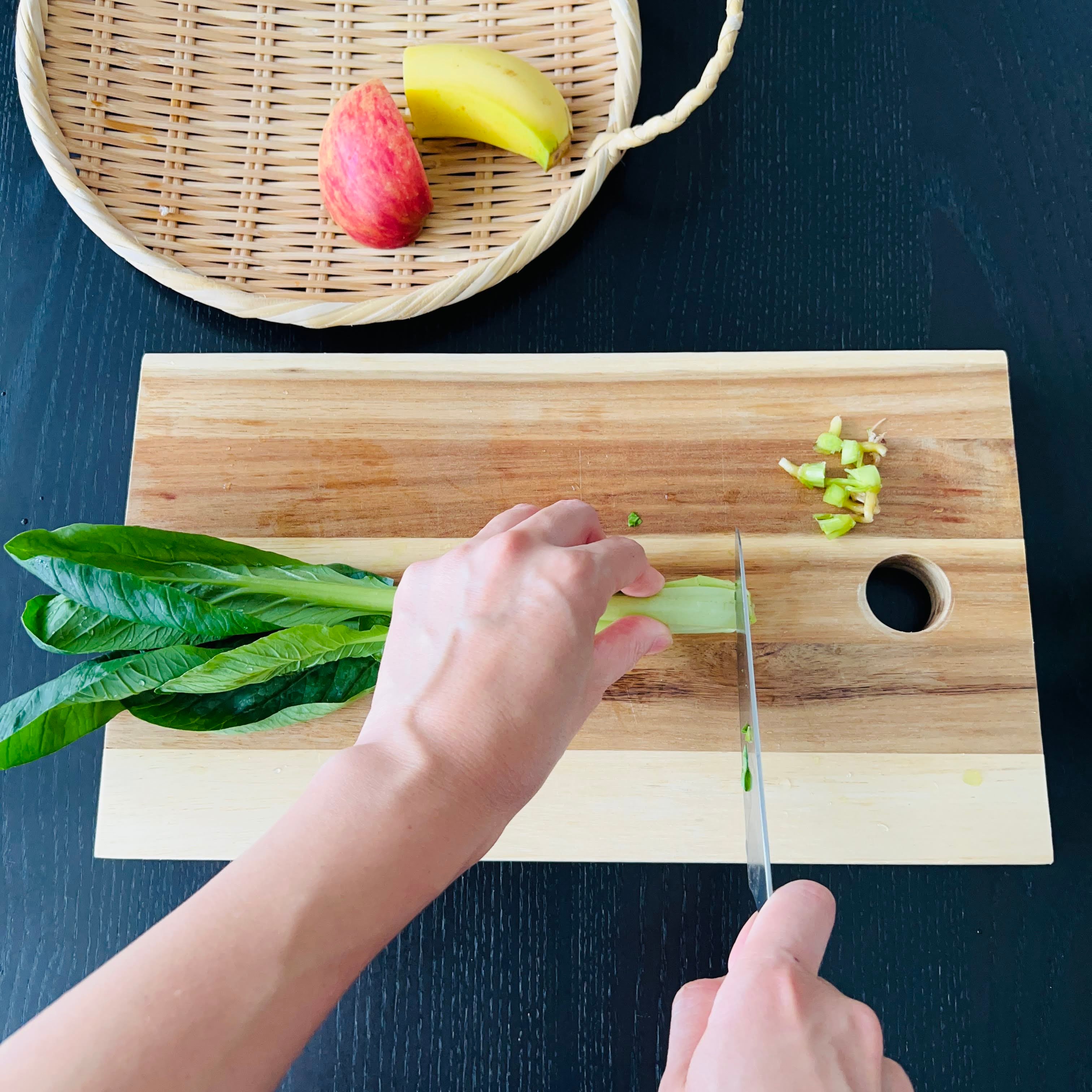 removing stems from komatsuna