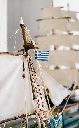 Nahaufnahme Miniaturschiff mit griechischer Flagge