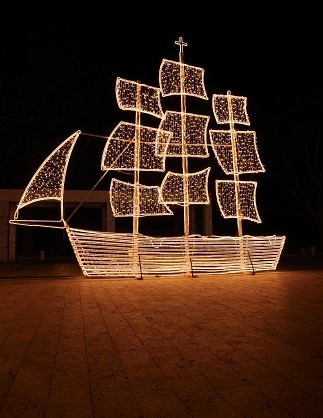 Schiff mit einer Leuchtkette im Dunkeln