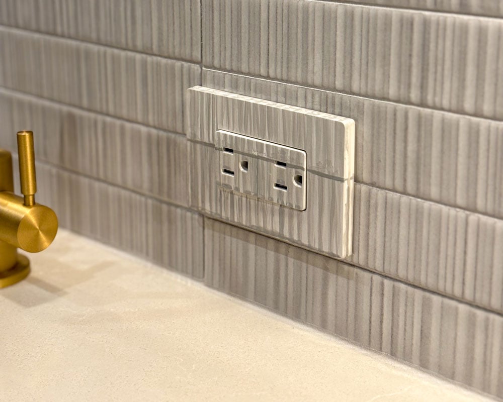 Smart home outlet