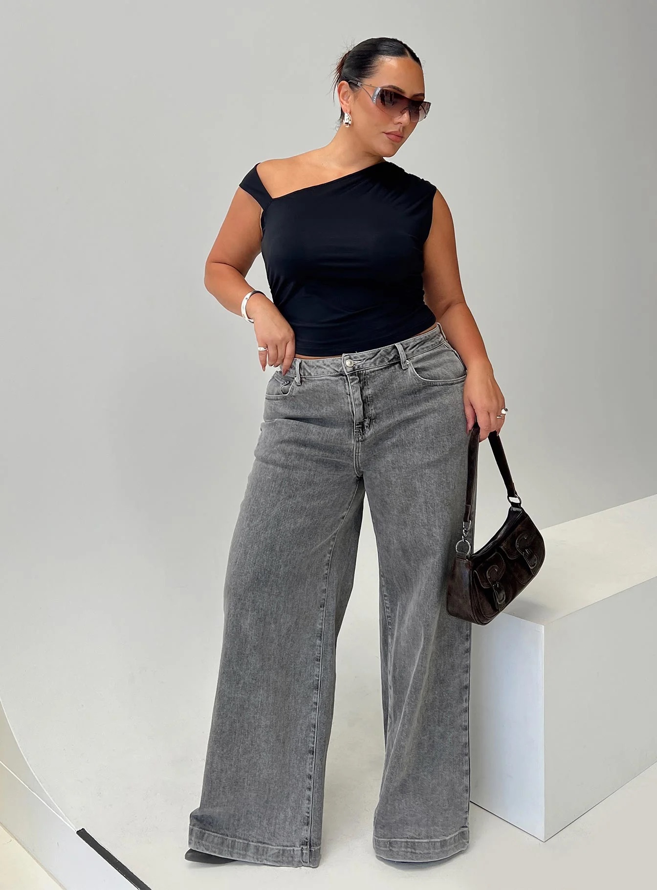 woman wearing high waisted jeans