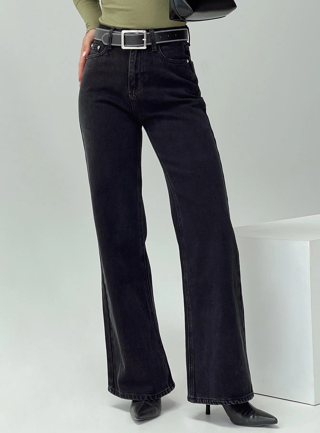 woman wearing flare jeans