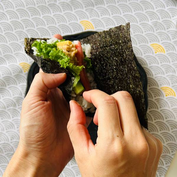 wrapping the temaki sushi