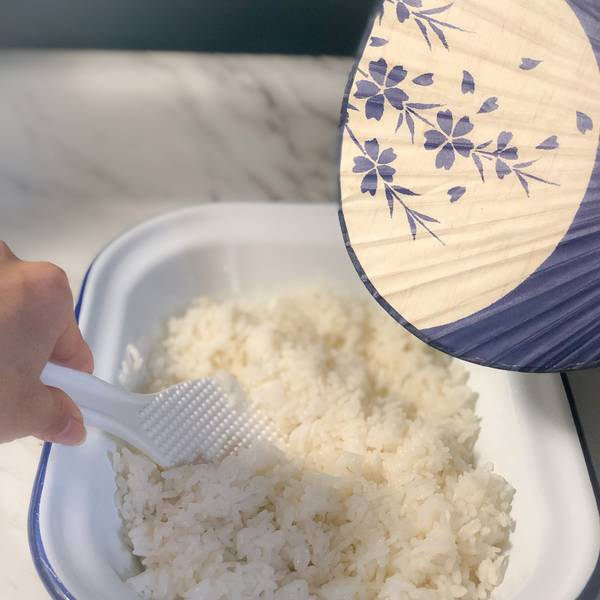fanning the rice to cool it down