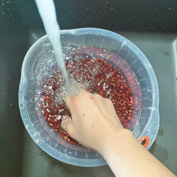 washing the azuki beans