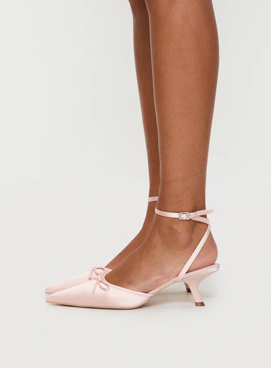 woman wearing baby pink heels for graduation