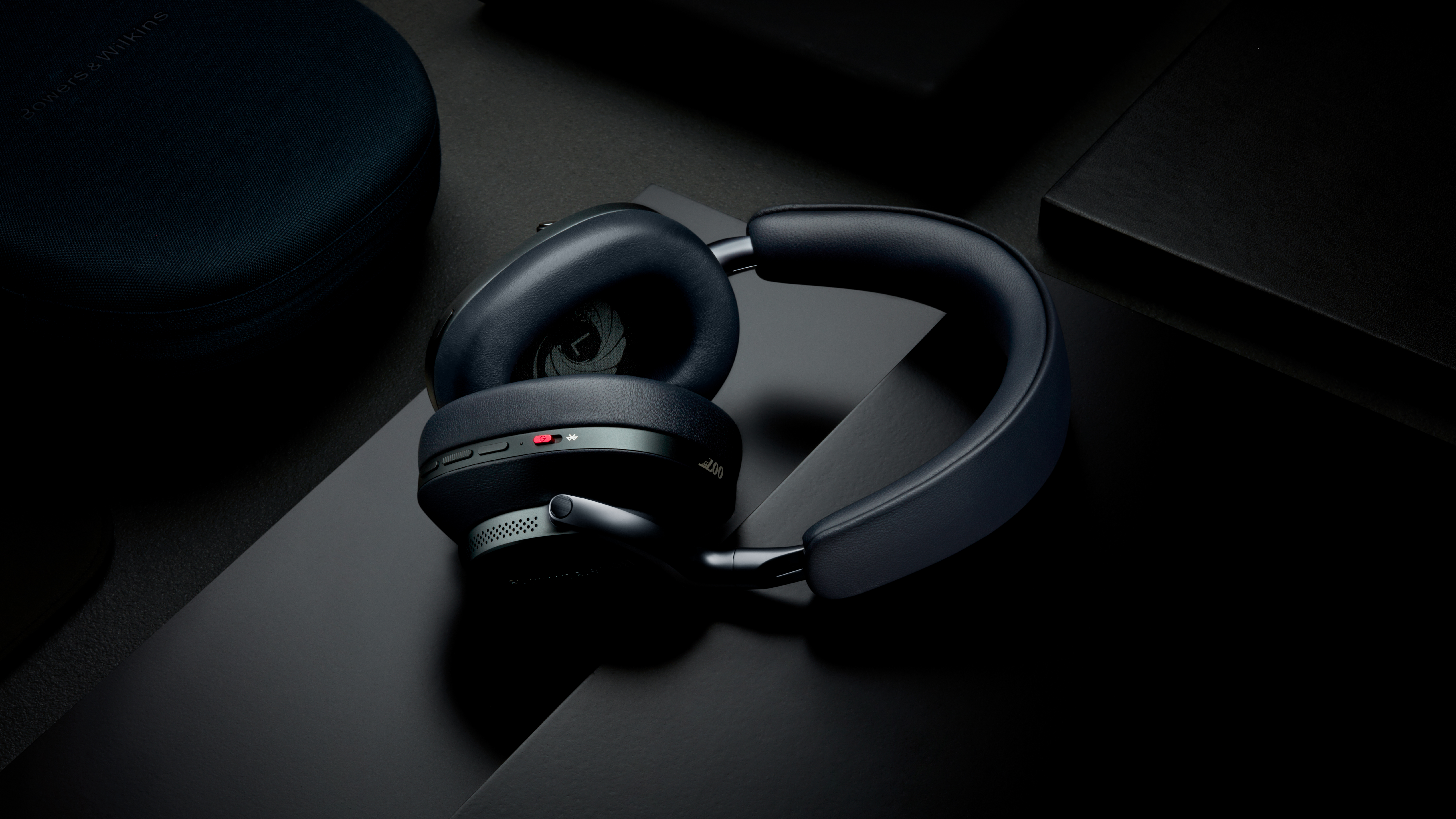 007, james bond edition, bond edition, james bond headphones, bowers and wilkins, bowers headphones, Px8, noise-cancelling
