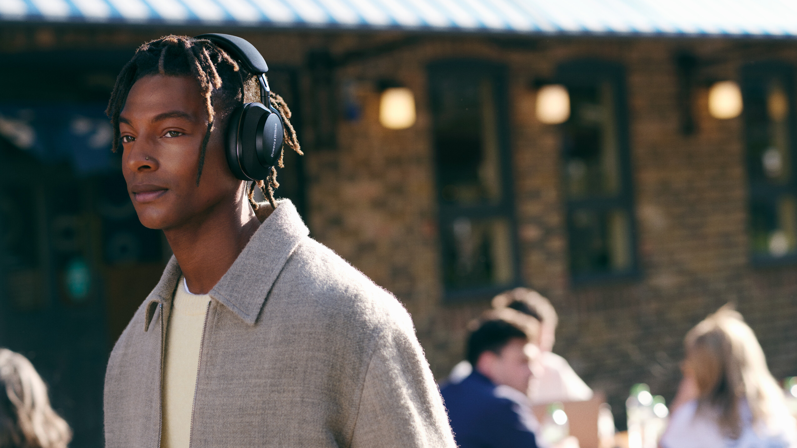 
Man wearing Bowers & Wilkins Black Px7 S2