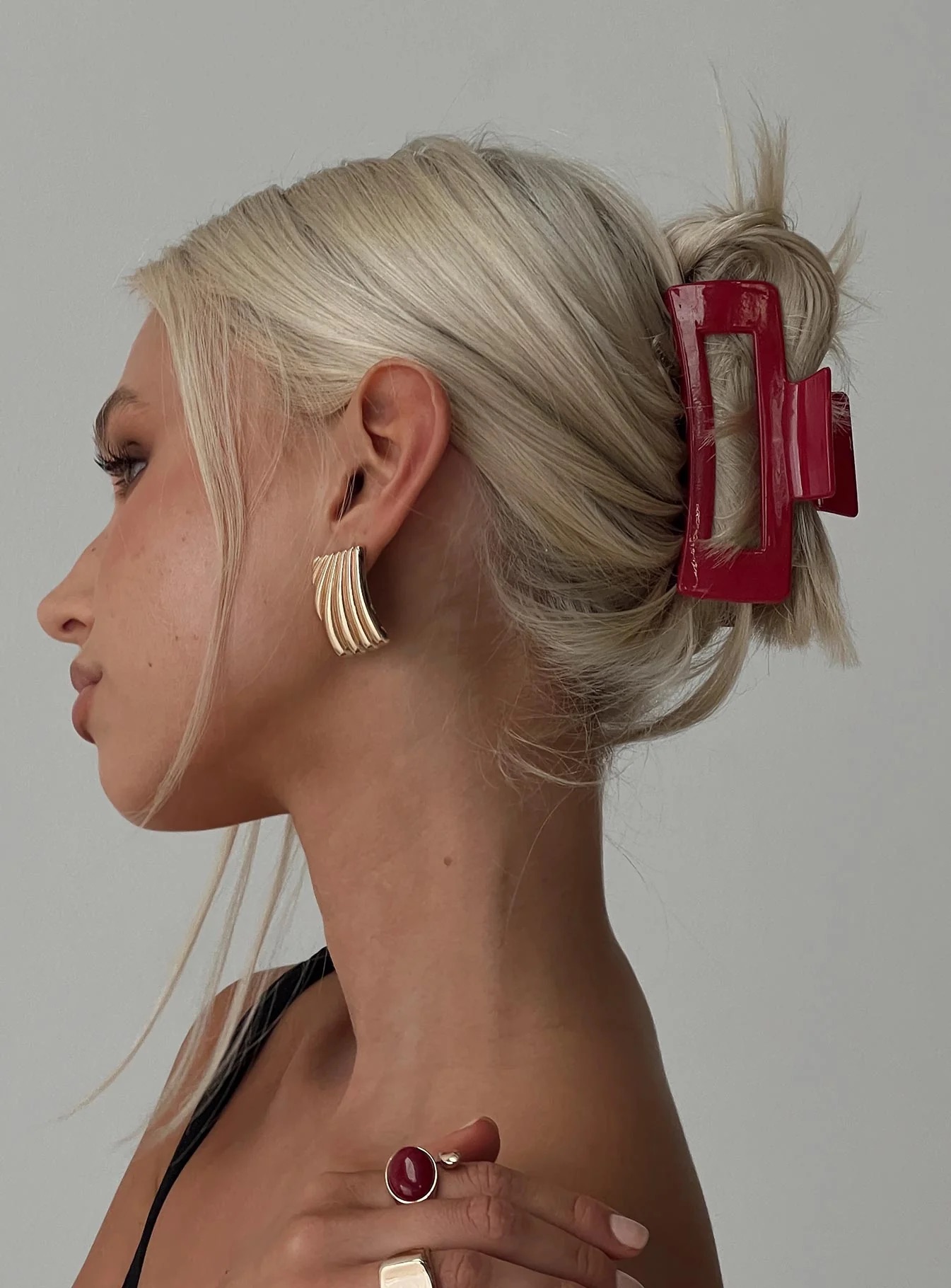woman wearing red claw clip to work