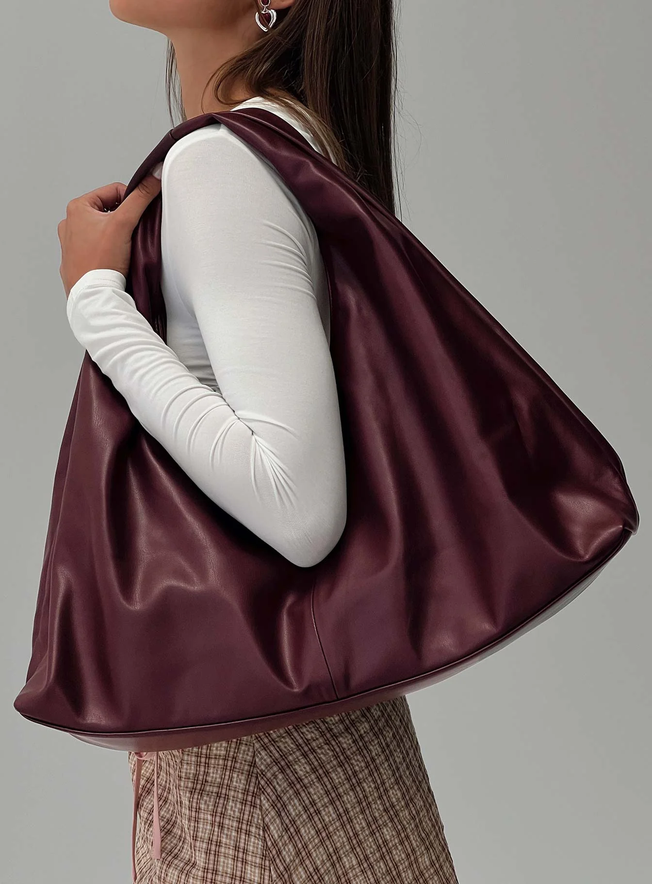 woman wearing burgundy shoulder bag to work