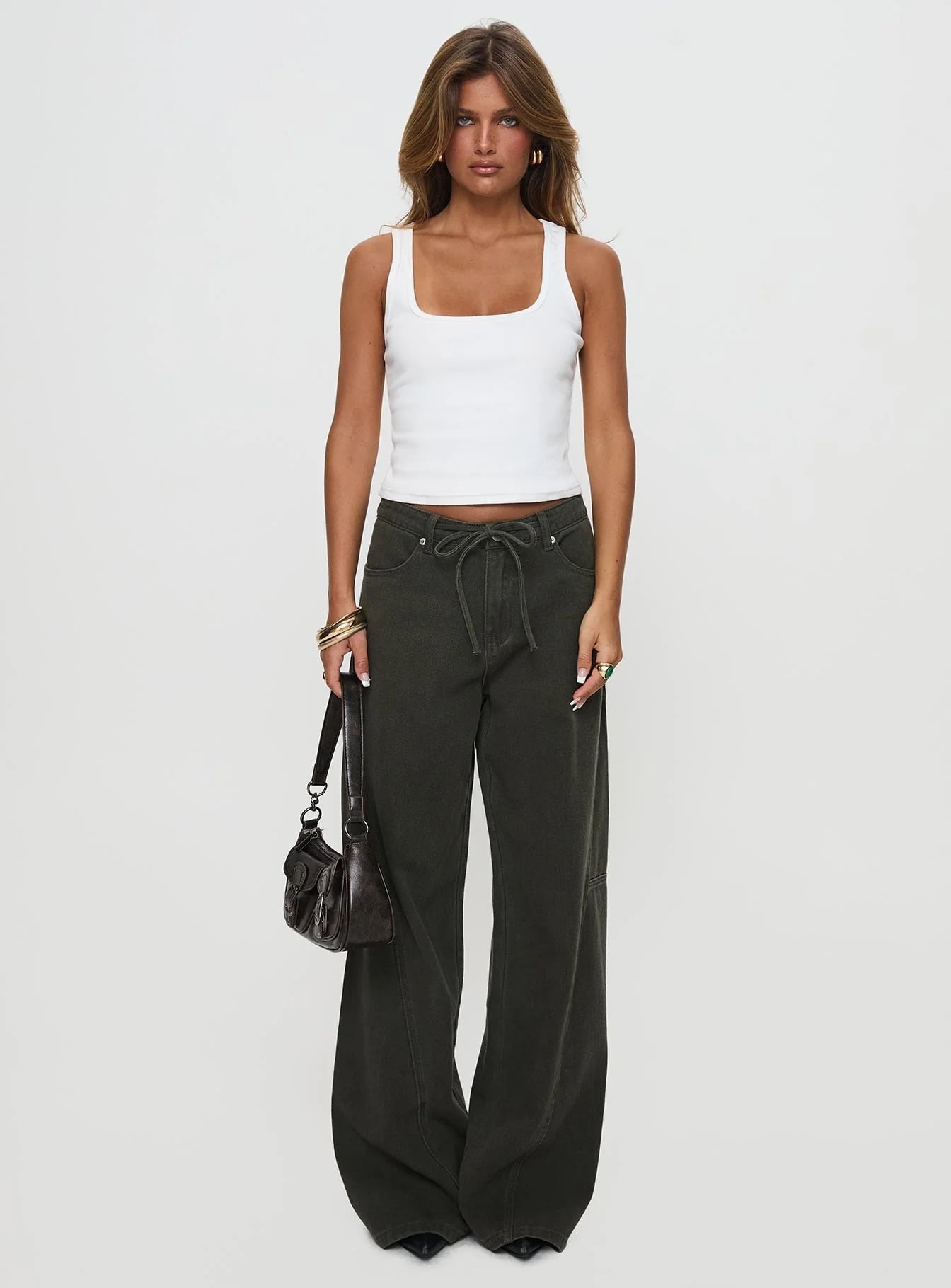 woman wearing baggy jeans