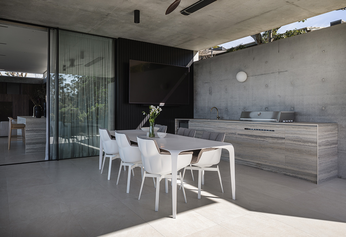 The outdoor dining area features the Link table by Jakob Wagner and Husk chairs by Patricia Urquiola, both for B&B Italia. Photo © Cam Murchison.