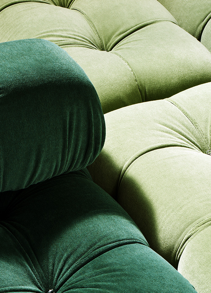 Detail of the Camaleonda sofa and its soft cushions now made in circular materials, here and following. Photos c/o B&B Italia. 
