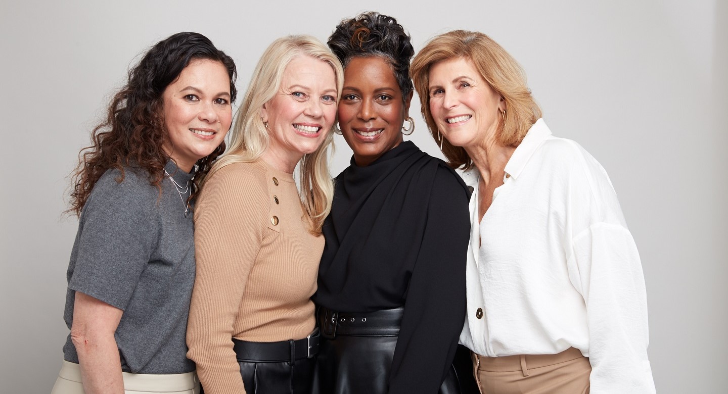 Vier Frauen in den 50ern im Casual Business Look