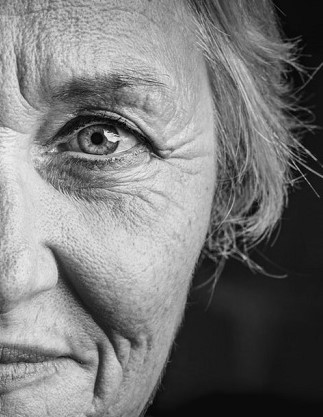 Nahaufnahme Gesicht einer Frau in den 50ern schwarz-weiß
