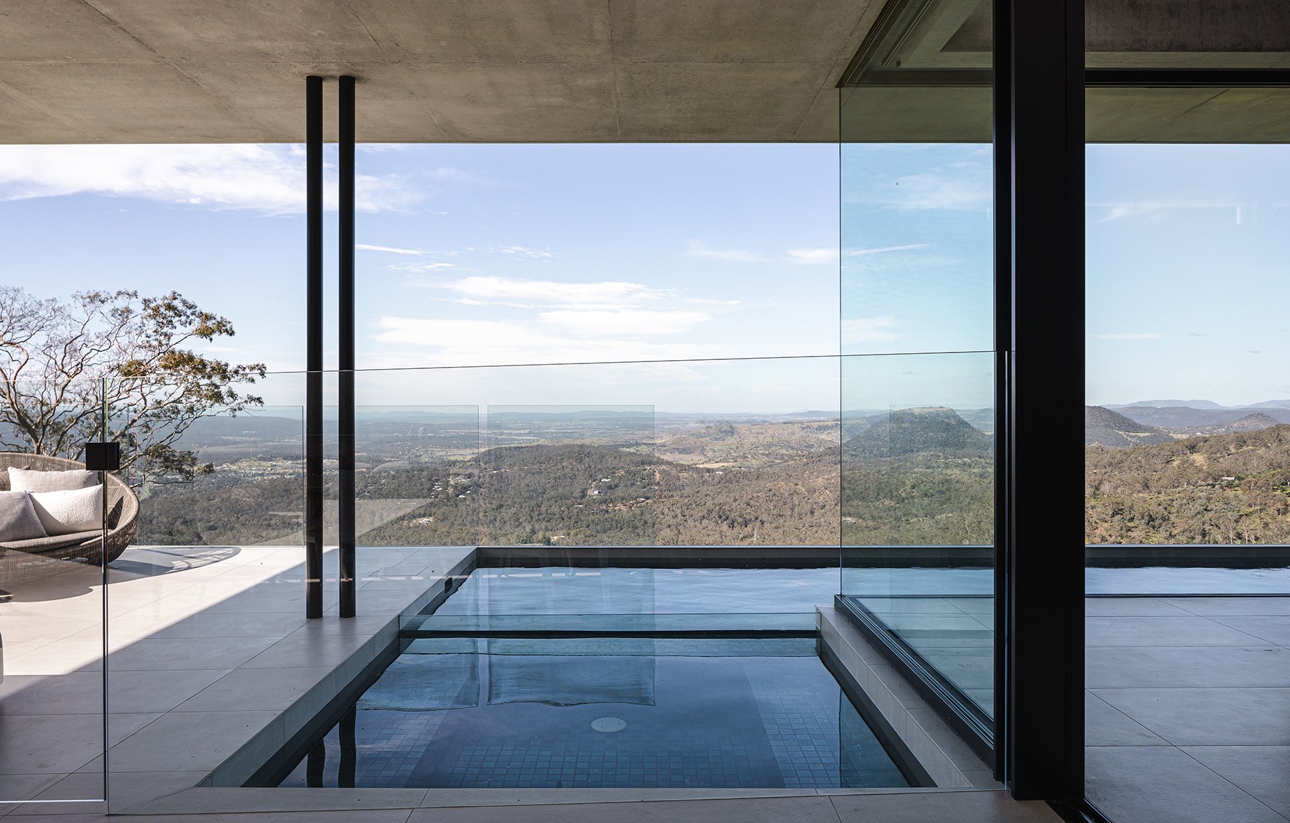 The outdoor spaces were key to the design, with the pool deck featuring the Canasta lounge chair designed by Patricia Urquiola for B&B Italia and a swimming pool that runs the full length of the living, dining and kitchen, its surface reflecting the surrounding landscape. Photo © Cam Murchison.