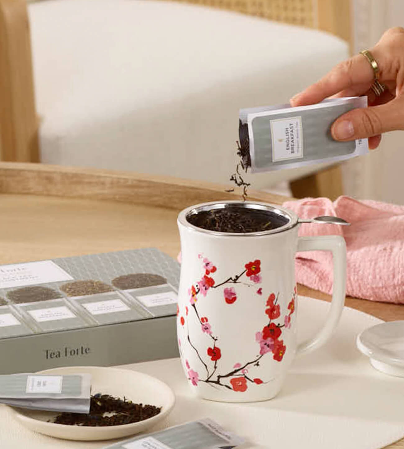 Adding a Single Steeps loose tea pouch to a Fiore Steeping Cup