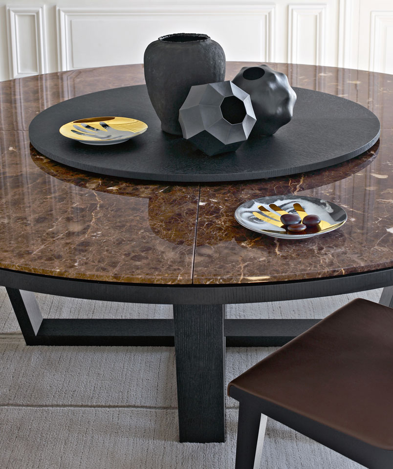 Maxalto Xilos table in Glossy Emperador marble.