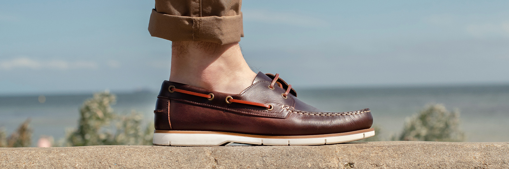 Brown Leather Boat Shoes with Linen Pants Outfits (3 ideas & outfits)