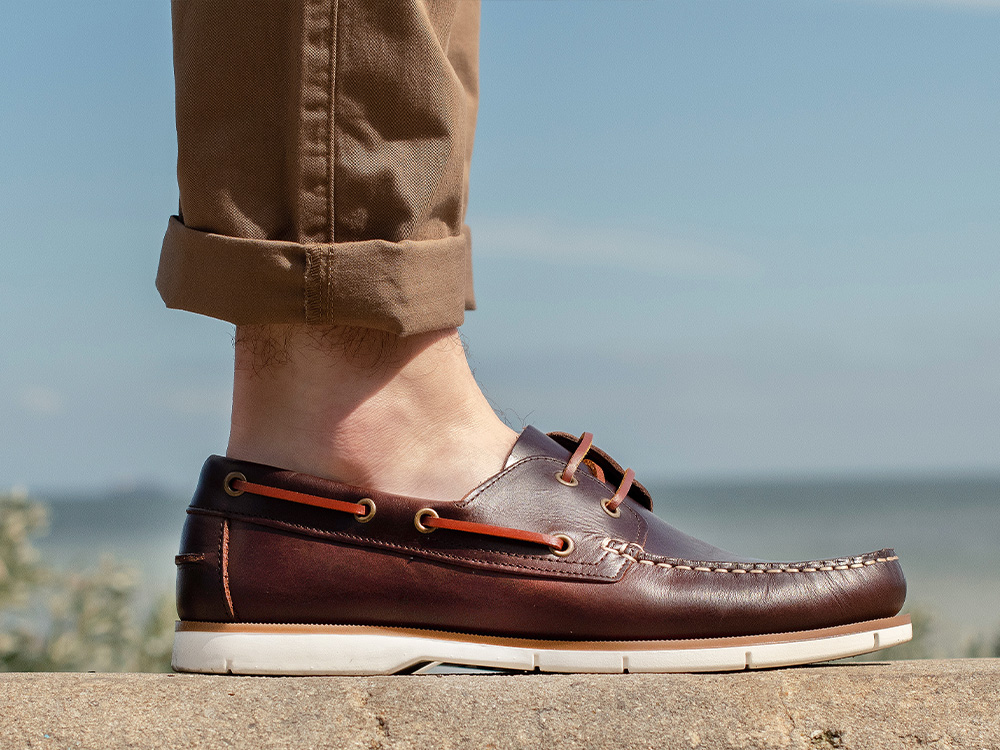 Brown Leather Boat Shoes with Linen Pants Outfits (3 ideas & outfits)