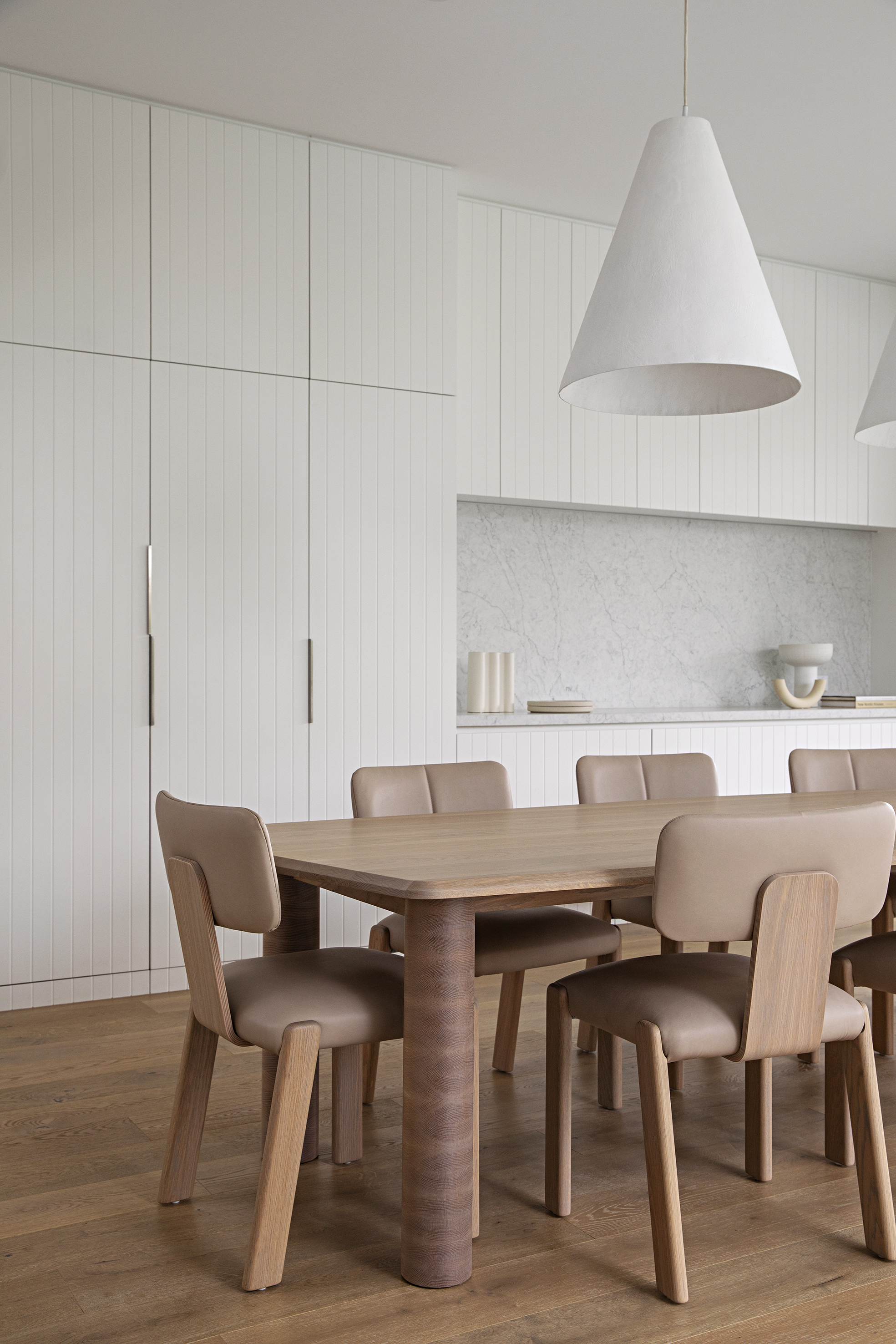 Arte Dining Table 300 Oak Ash, Murphy Chair Oak Ash Base Greyson Leather Fog Seat