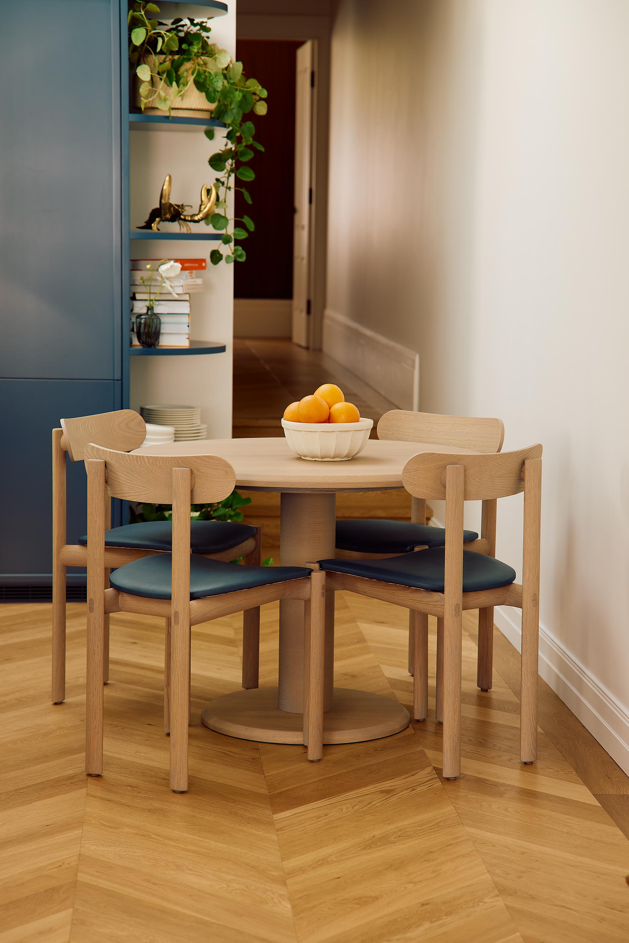 Arte Dining Table Round 100 Oak Ash, Rye Chair Upholstered Seat Greyson Leather Indigo Oak Ash