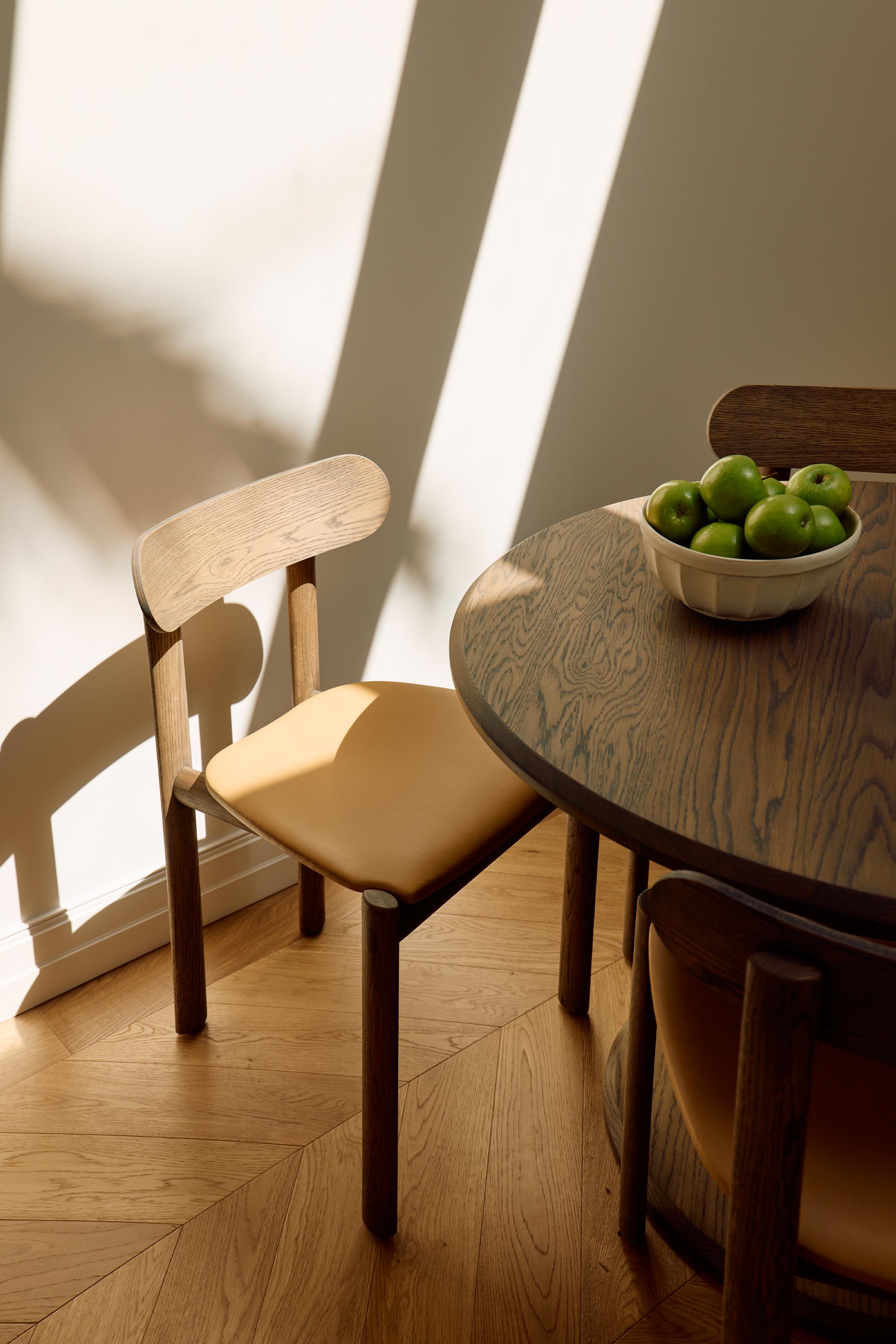 Arte Dining Table Round 100 Oak Bark, Rye Chair Upholstered Seat Greyson Leather Camel Oak Bark