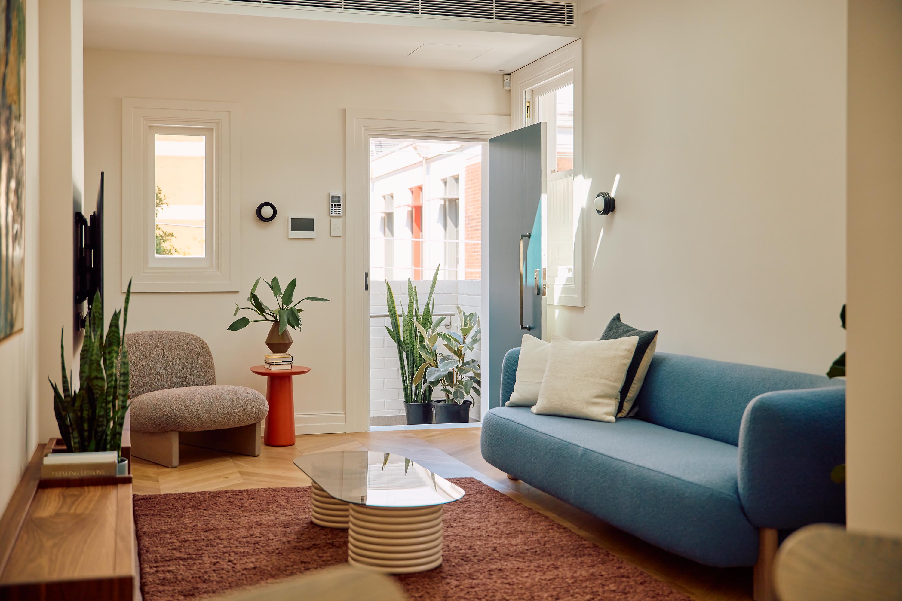Lola Sofa Poppy Denim Oak Ash, Ziggy Armchair Wildwood Dusk Oak Ash, Floyd Coffee Table Pill 120 Bronze Glass Bud, Rhys Side Table Beech Glow