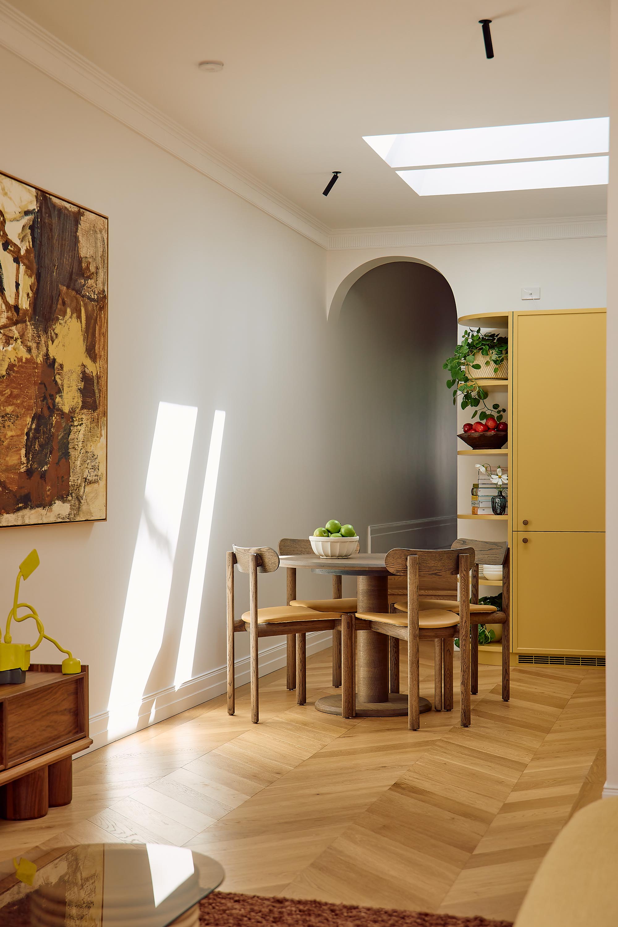 Arte Dining Table Round 100 Oak Bark, Indigo Armchair Elk Velvet Wildflower Oak Veneer Bark