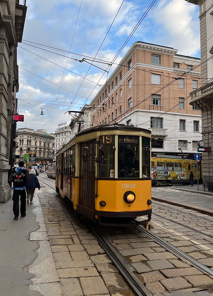 The iconic yellow Milano tram. Photo c/o Heidi Dokulil.