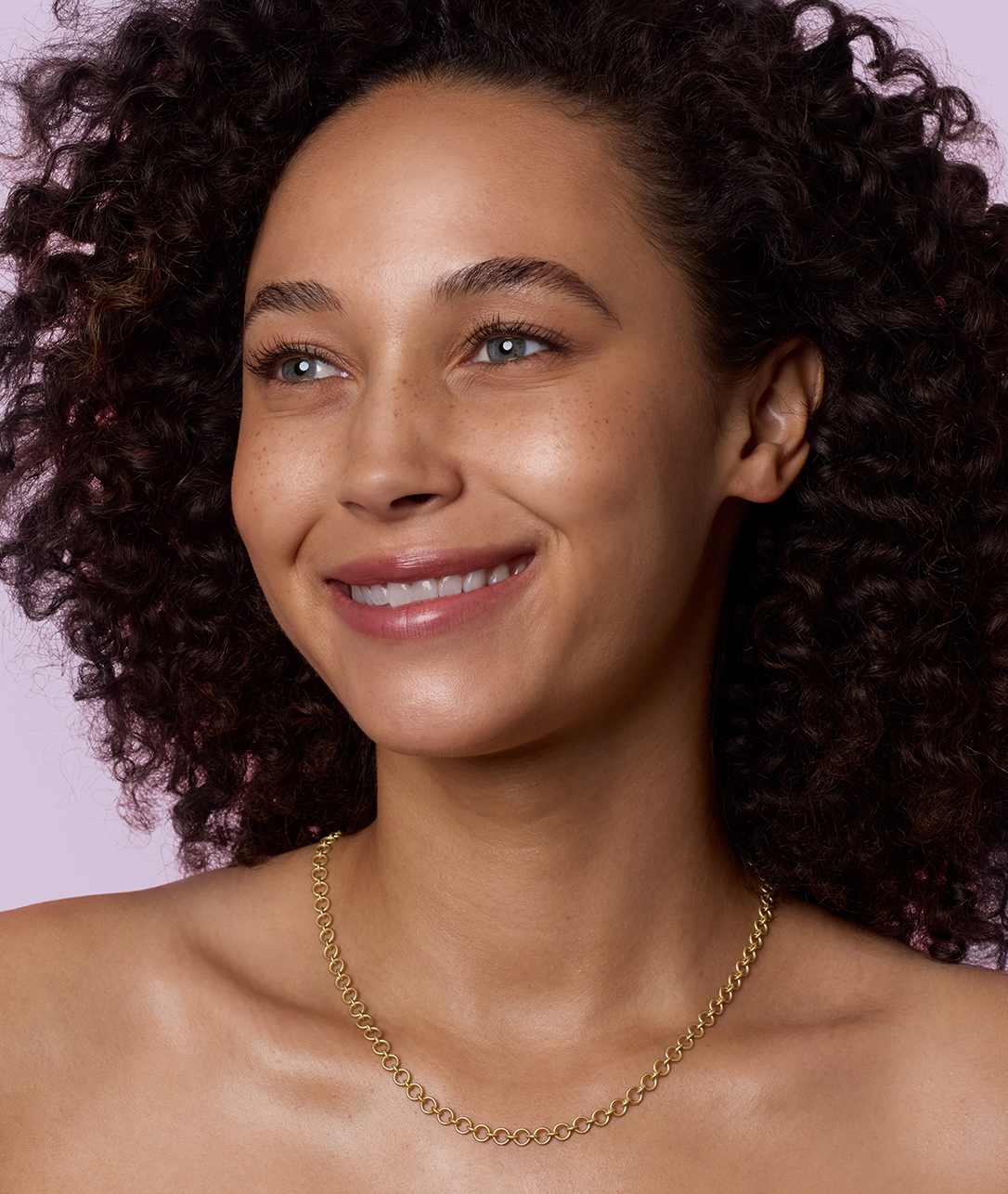 Gorgeous in its simplicity, our Small Circle Chain is destined to be a staple.