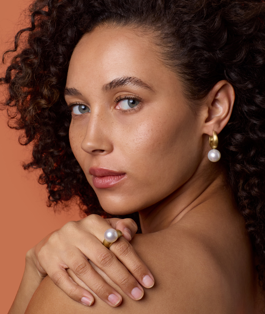 Bright white lustrous pearls lend an air of elegance to the Puffed Gumball party.