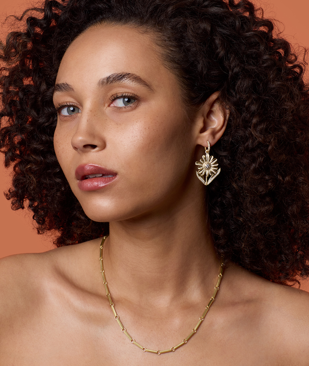 A full flower - petals, stem, leaves, and all - makes a perfect summery statement.SHOP GOLDEN BLOSSOM DAISY