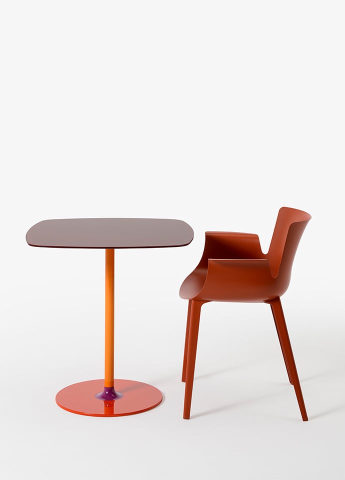 The Thierry table and Piuma chair designed by Piero Lissoni for Kartell. Photo c/o Kartell.