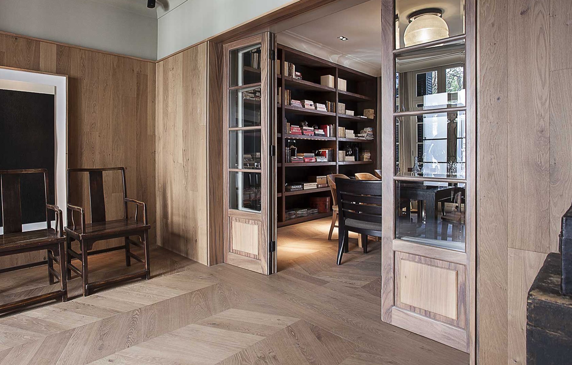 Featuring a special version of Heritage Civita with a steamed Oak finish, Rafael Rivera selected a refined Hungarian fishbone pattern on the floor and random straight planks on the walls and ceilings. Photo c/o Listone Giordano.