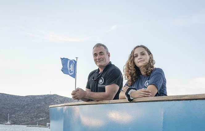 Bild zweier Mitarbeiter des Archipelagos Institute of Marine Conservation, welches KORRES finanziell zum Erhalt der Meereswälder unterstützt. 