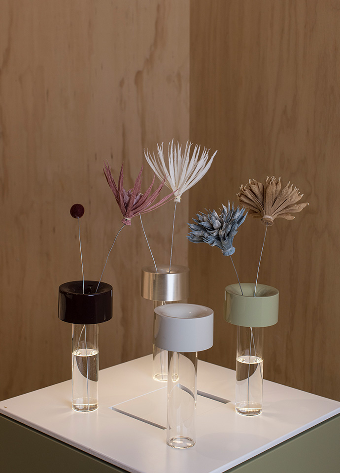 Foscarini's new wireless table lamp 'Fleur' designed by Rodolfo Dordoni is both a light and a vase. Photo c/o Foscarini.