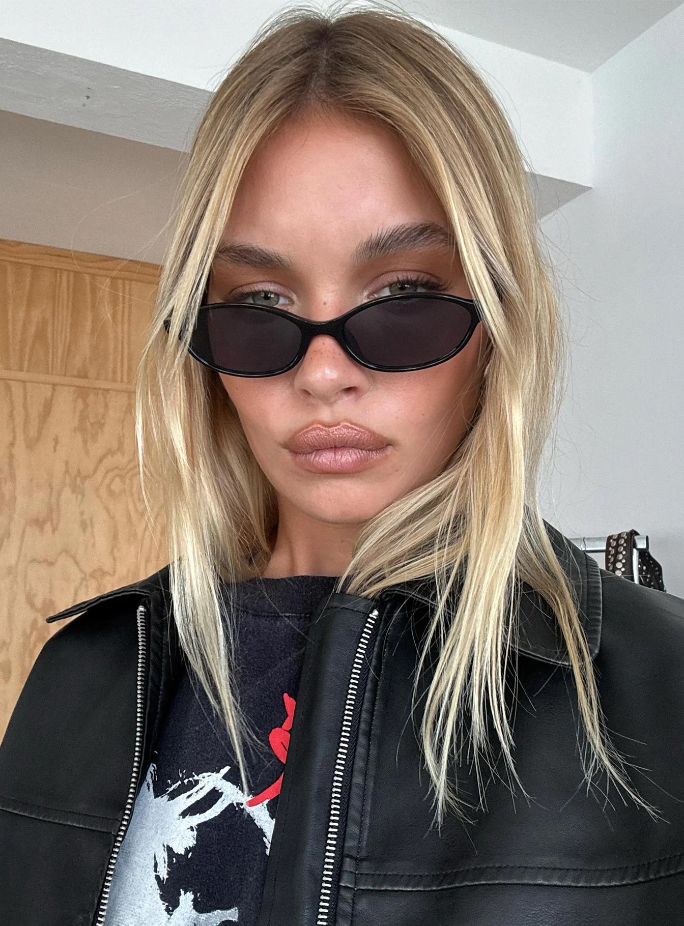 woman wearing princess polly sunglasses to baseball game