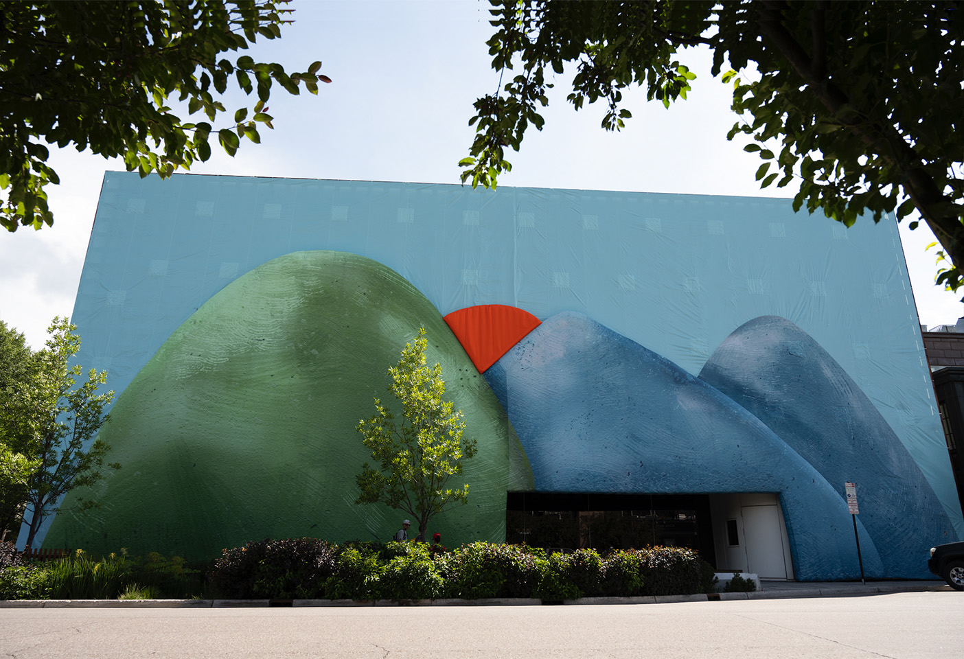 The Aspen Art Museum wrapped with Gaetao Pesce's 'My Dear Mountains'. Photo © Adrianna Glaviano.