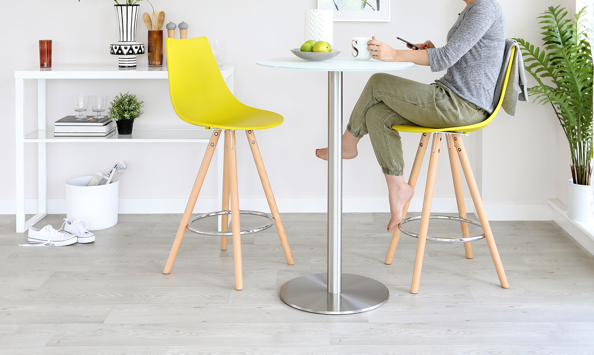 Grande Glass Bar Table with Finn Bar Stool Set