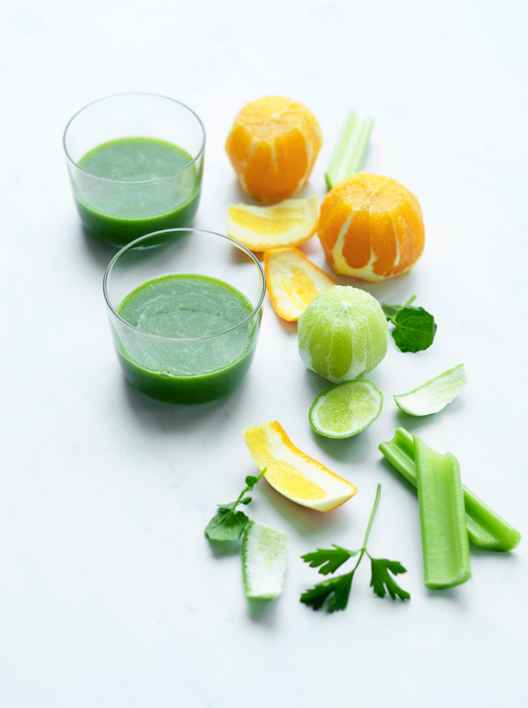 2 glasses of green vitality juice with ingredients