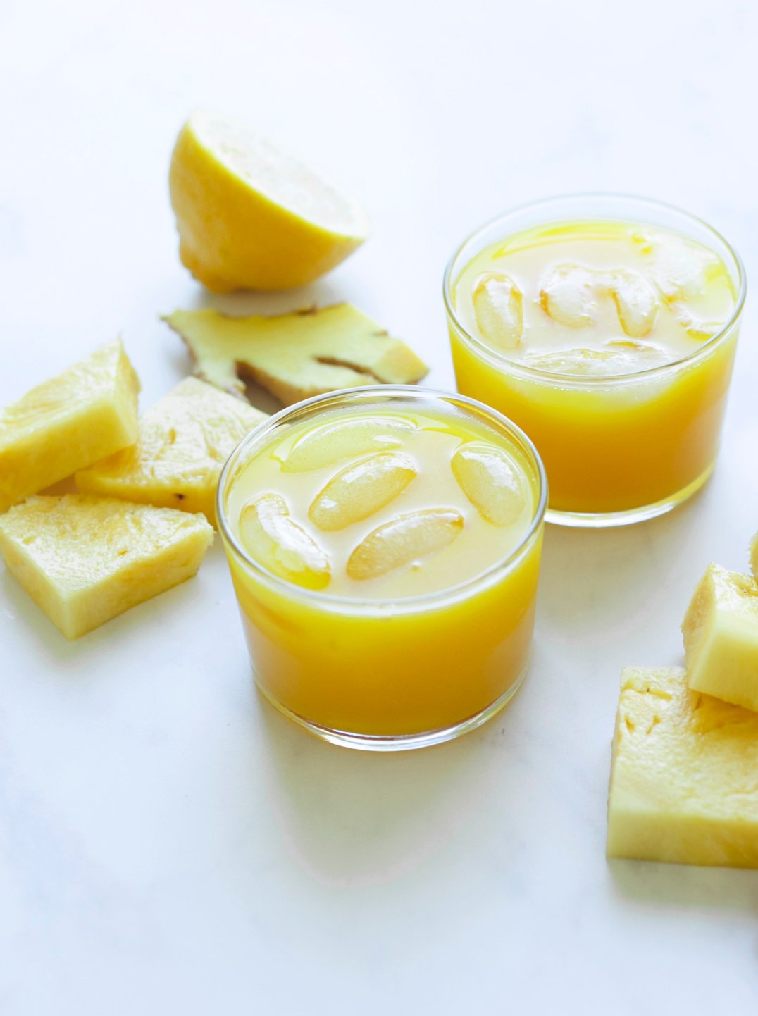 2 glasses of Rays of Starlight Juice with pieces of lemon and pinapple