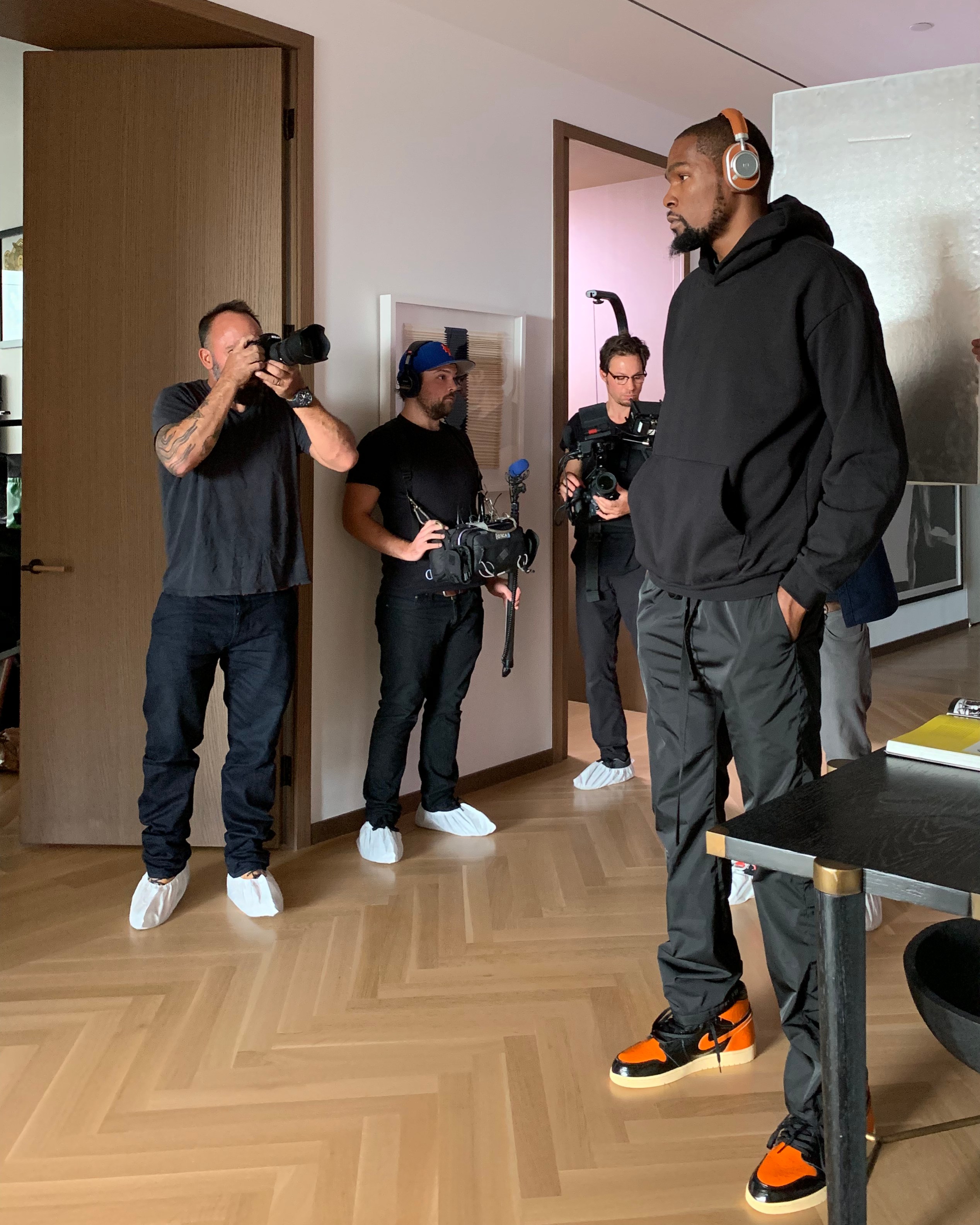 Photograph of Kevin Durant wearing Master and Dynamic MW65 Headphones