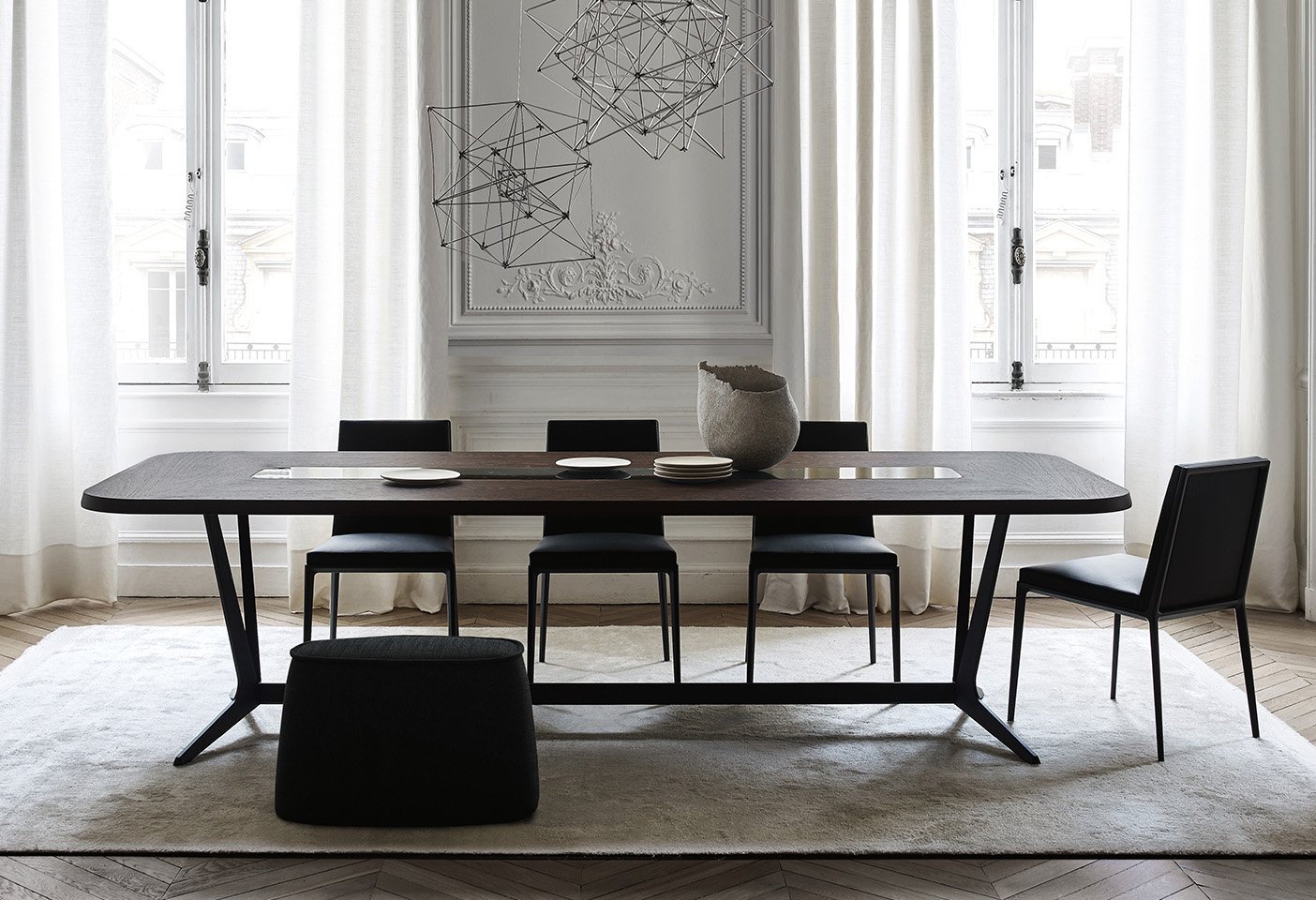 Astrum dining table with Caratos chairs designed by Antonio Citterio for Maxalto. Photo c/o Maxalto.