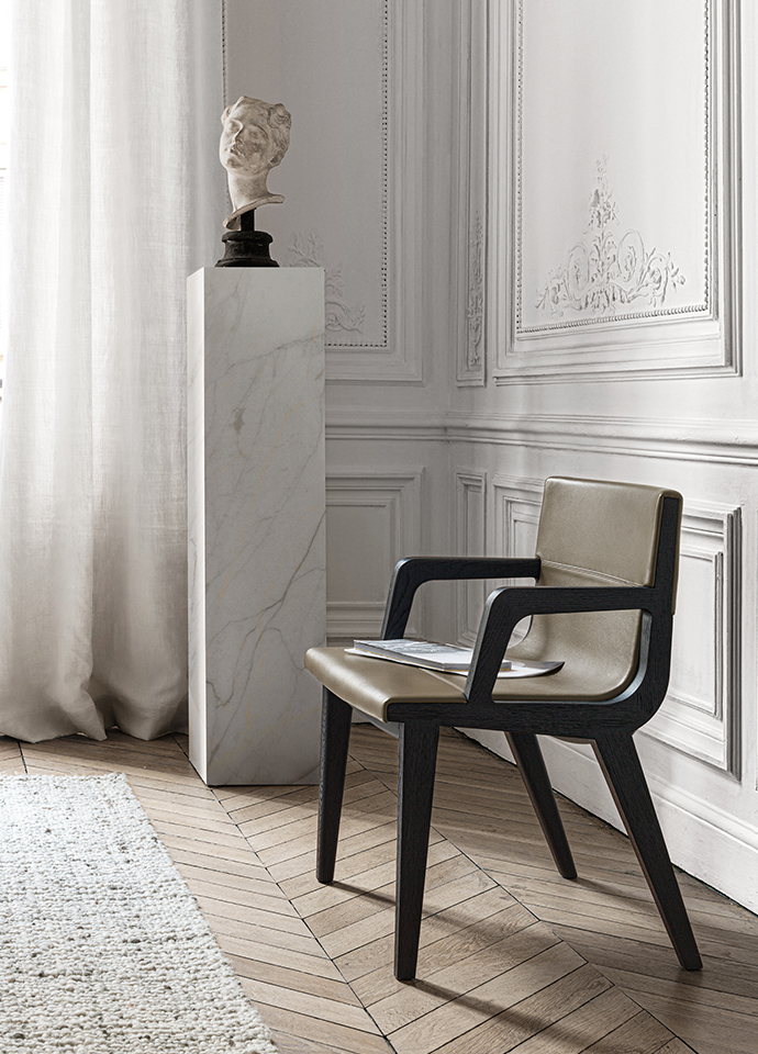 The solid wood Acanto chair covered in leather designed by Antonio Citterio. Photo c/o Maxalto.