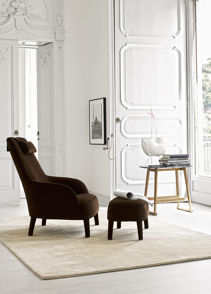 The Febo Bergere with armrests and footstool by Antonio Citterio. Photo c/o Maxalto.