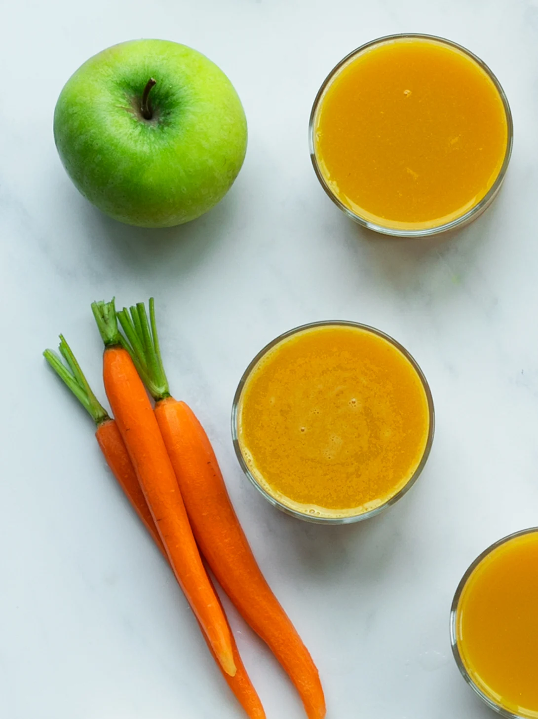2 glasses of carrot zucchini juice with ingredients
