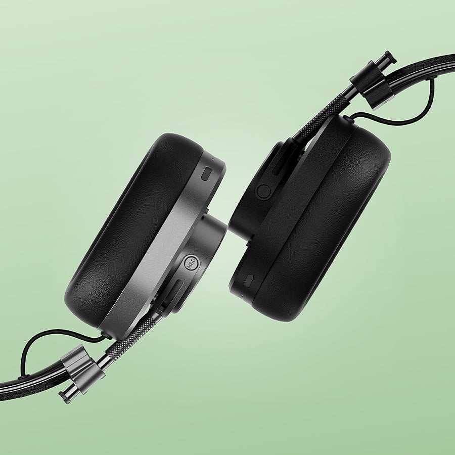Bluetooth 5.2 with quick-pairing technology provides a dependable connection for a distance of up to 30m/100 ft